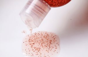 Finito il tempo delle microplastiche nei cosmetici, dal primo gennaio scatta il divieto