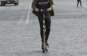 Monopattini elettrici, ora possono circolare come le biciclette. Stop alle multe, casco non obbligatorio ma consigliato