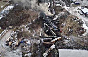 Disastro ambientale in Ohio per l’incendio di un treno deragliato che trasportava materie tossiche ohio-treni-deragliati