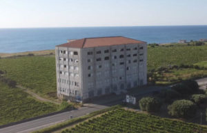 Demolizione con esplosivo per Palazzo Mangeruca nel crotonese palazzo Mangeruca