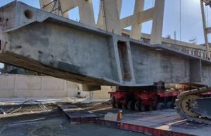 Demolizione ponte Morandi, atterrata anche la seconda “fetta” della trave sulla pila 5