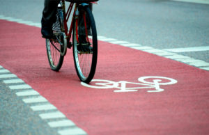 Aumentano le piste ciclabili, non gli italiani in bici