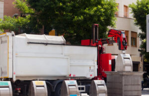 Rifiuti urbani nel 2024: + 2,3% il sud accelera riciclaggio-camion-raccolta-rifiuti