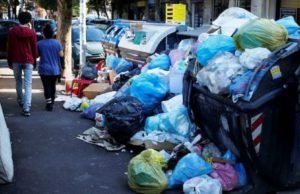 Rifiuti, anche l’Abruzzo aiuterà Roma: tre milioni per i sacchi con il chip