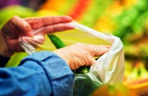 Dietrofront sui sacchetti: si possono portare da casa