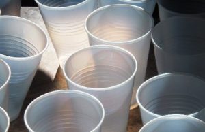 Ue lancia nuova offensiva contro le plastiche inquinanti