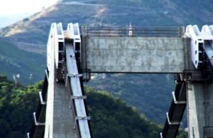 Ponte Morandi, lavori in corso per la demolizione con esplosivo