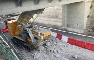 Demolizione in 24 ore per il cavalcavia di Varazze sulla A10 tir_incastrato_nel_viadotto_Vignetta_in_A10